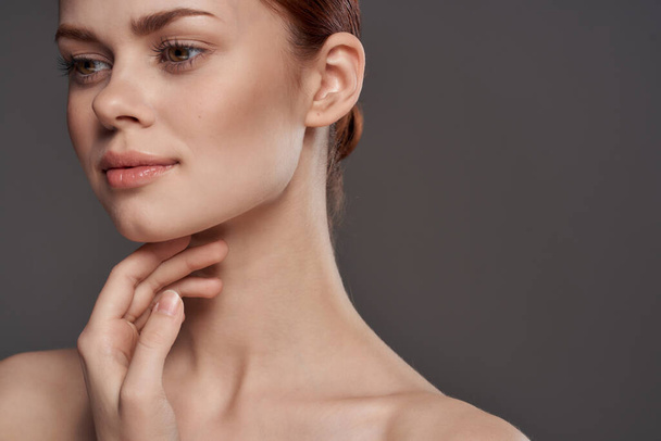 Schöne Frau nackte Schultern Kosmetik saubere Haut Charme grau Hintergrund Studio - Foto, Bild