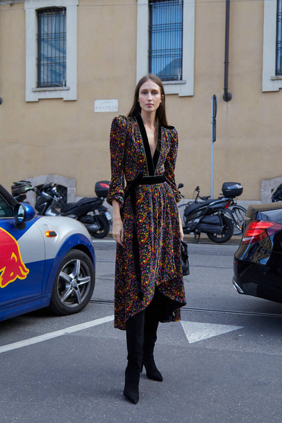 MILAN, ITALY - SEPTEMBER 26, 2020: Anna Cleveland before Philosophy fashion show, Milan Fashion Week street style - Foto, afbeelding
