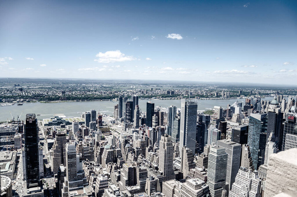 Luftaufnahme von Gebäuden und Wolkenkratzern in New York City - Foto, Bild