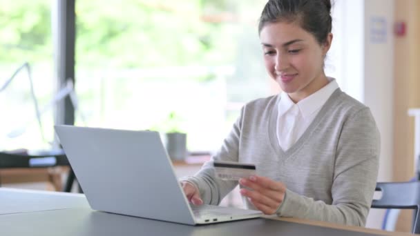 Compras en línea por mujer india con tarjeta de crédito en el trabajo  - Metraje, vídeo