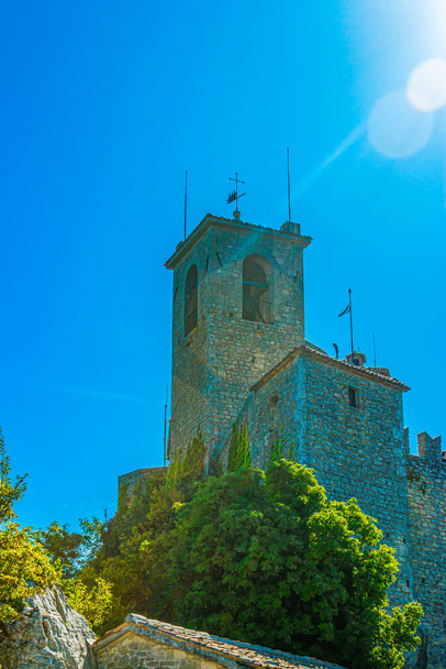 Antigua fortaleza de piedra en San Marino - Foto, Imagen