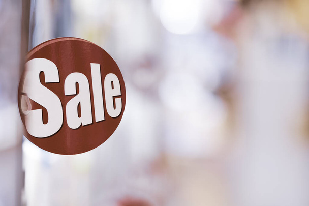 Shopping Sale Discount-Konzept, Red Sale Label auf Shopping-Kaufhaus-Regal mit Bokeh Hintergrund mit Kopierraum. - Foto, Bild