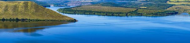 山々とドニエスター川の美しいパノラマ風景｜バコタ - 写真・画像