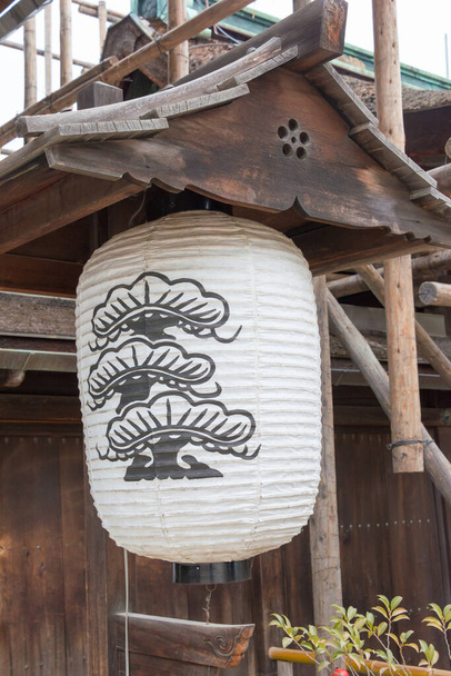 Кіото, Японія - Ліхтар у святилищі Кітано Тенмангу в Кіото, Японія. Храм був побудований в 947 році імператором того часу на честь Сугавара но Мічізане.. - Фото, зображення