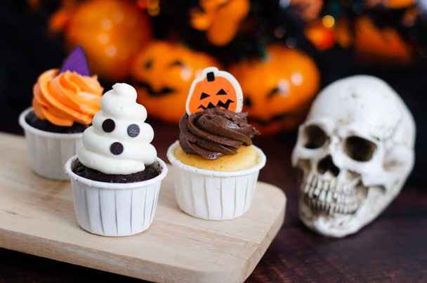 Halloween-Cupcakes. Set von festlichen Halloween-Cupcakes. Frohe Halloween-Party. Monster Party Cupcake. Fest der Halloween-Party - Foto, Bild