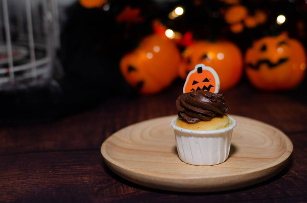 Halloween-i sütik. Ünnepi Halloween muffinok. Boldog Halloween partit! Szörny parti süti. fesztivál halloween party - Fotó, kép