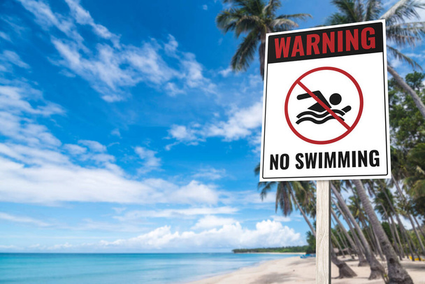 Rannalta ei saa uida. Varoitusmerkki yleisölle. Trooppinen rantaympäristö. - Valokuva, kuva