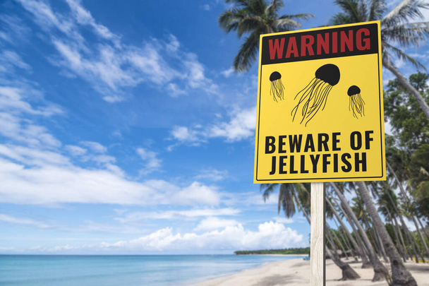 ビーチでクラゲの警告標識。クラゲの開花や季節の可能性。彼らが危険にさらされていることを入浴する厳しい警告。熱帯浜の設定. - 写真・画像