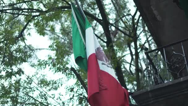 4k Μεξικανική σημαία Δίπλα σε ένα μεταλλικό μπαλκόνι - Πλάνα, βίντεο