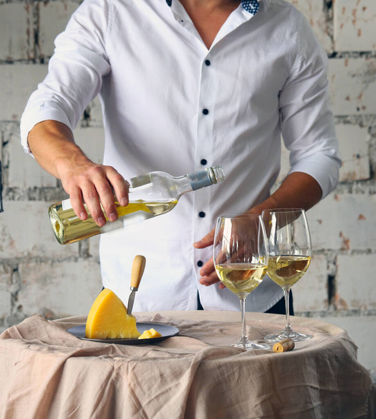 ainda vida copo de vinho branco e queijo - Foto, Imagem