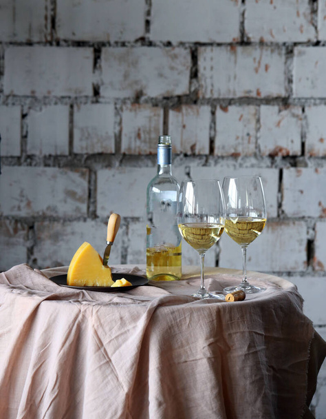 natura morta bicchiere di vino bianco e formaggio - Foto, immagini