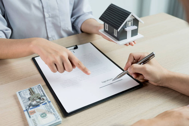 Emlakçılar iş sözleşmesi, kira, satın alma, ipotek, kredi veya ev sigortası açıkladıktan sonra alıcı el imzası sözleşmesi imzaladı. - Fotoğraf, Görsel