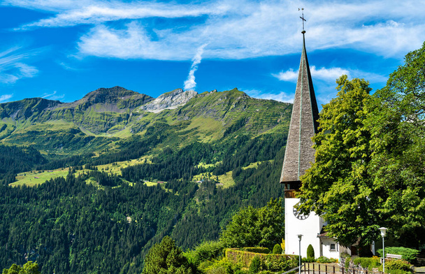 Iglesia en Wengen sobre el valle de Lauterbrunnen, Suiza - Foto, Imagen