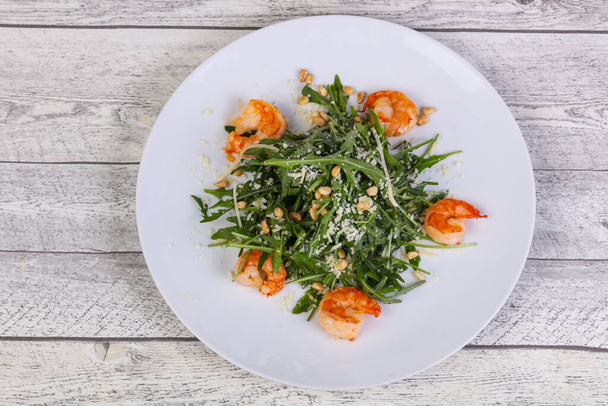 Salada de foguete com camarão, queijo parmesão e nozes de cedro
 - Foto, Imagem