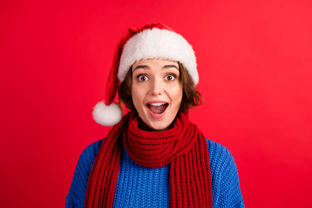 Portrait astonished positive girl in santa claus cap impressed fairy x-mas christmas season tradition holly discounts scream wow omg wear pullover isolated bright shine color background - Foto, imagen