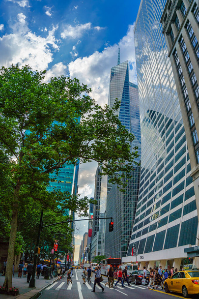 Pedestre Vista panorâmica da revolta da cidade de Nova York Edifícios e arranha-céus - Foto, Imagem