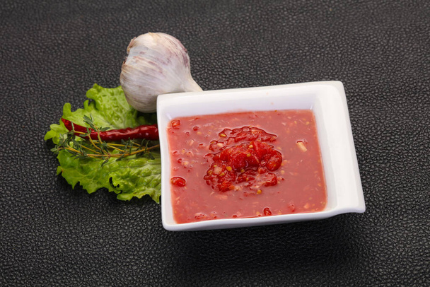 Tomate picante, rábano silvestre y salsa de ajo  - Foto, imagen