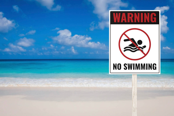 Никаких плавательных знаков на пляже. Предупреждающий знак для общественности. Тропические пляжи. - Фото, изображение