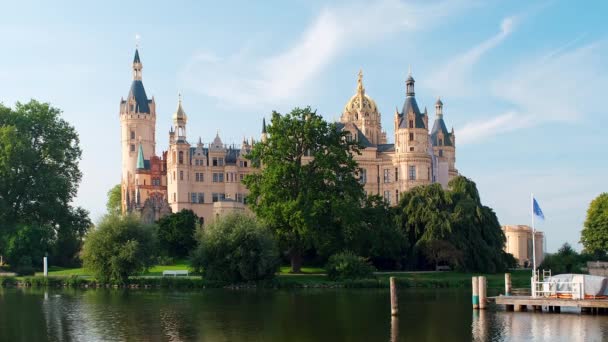 Piękny zamek Schwerin w słoneczny letni dzień - Materiał filmowy, wideo
