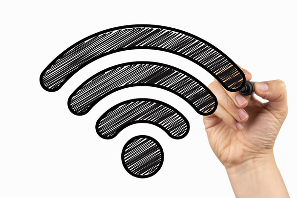 Znak Wi-Fi. Doodle na tablicy, napisane czarnym markerem w dłoni. Skecz z bazgrołami na białej tablicy - Zdjęcie, obraz