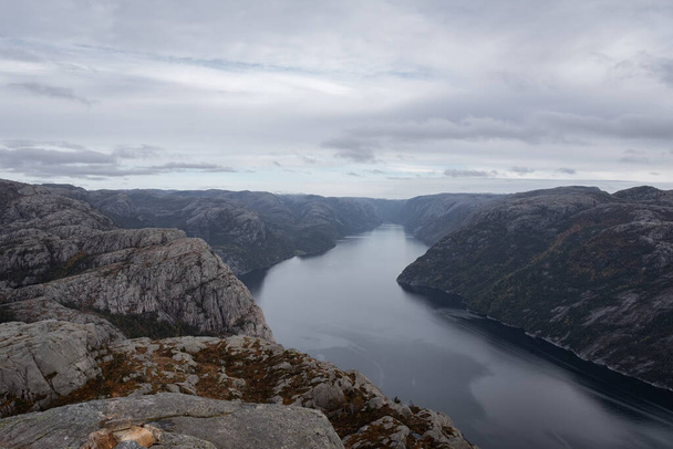 Lysefjord-Panorama mit Fluchtpunkt und wolkenverhangenem Himmel.  - Foto, Bild