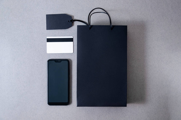 Kara Cuma. Model Yukarı. Kağıt Torba, Kredi Kartı ve Akıllı Telefon. Konsept Satış - Fotoğraf, Görsel