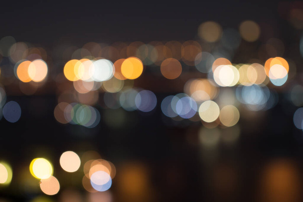ボケの抽象的な背景でぼやけた都市の夜の光 - 写真・画像