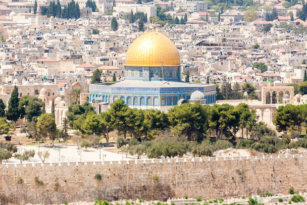İsrail 'in Zeytin Dağı' ndan eski Kudüs şehri, eski duvar ve Tapınak Dağı manzarası - Fotoğraf, Görsel