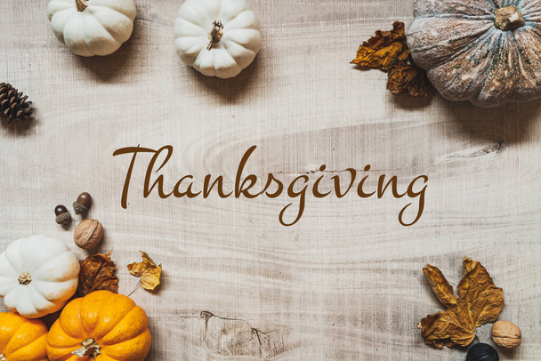 С Днем Благодарения с тыквой и орехом на деревянном столе - Фото, изображение