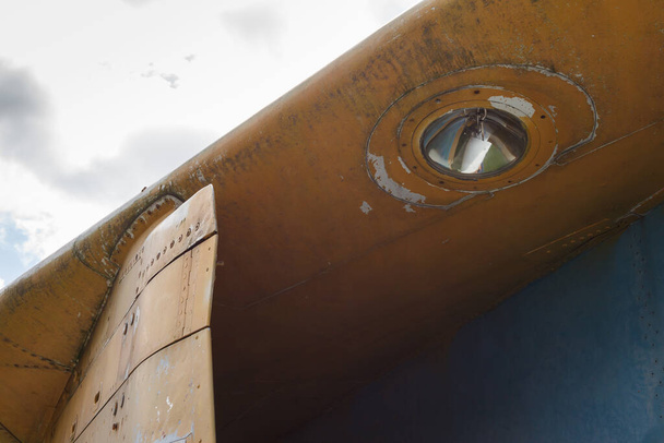 軍用機のヘッドライトだ。旧ソ連ジェット爆撃機の設計要素と詳細. - 写真・画像