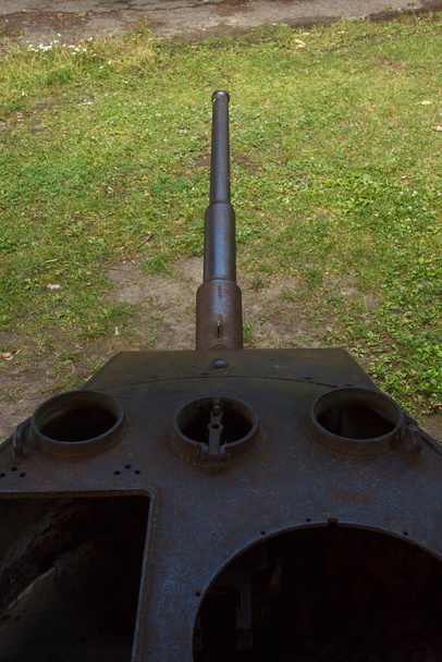 Torre de fragmentos de un tanque viejo. Elementos de diseño y detalles del antiguo tanque soviético. Fondo militar verde camuflaje metal - Foto, Imagen