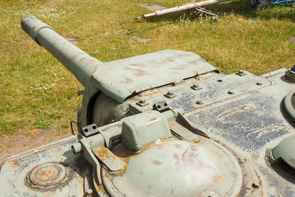 Fragmentová věž a hlaveň těžkého samohybného dělostřelectva ISU-152. Designové prvky a detaily starého sovětského tanku. Vojenské zelené maskování kovové pozadí - Fotografie, Obrázek