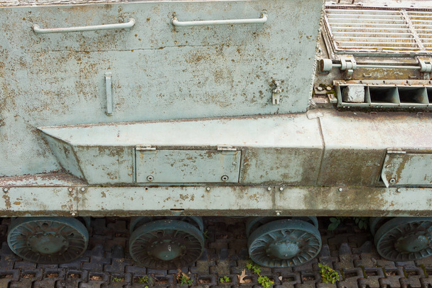 Eléments de conception et détails de l'ancienne artillerie lourde automotrice soviétique. Camouflage vert militaire fond métallique - Photo, image
