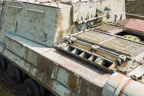 Elementos de diseño y detalles de la antigua artillería soviética autopropulsada pesada. Fondo militar verde camuflaje metal - Foto, Imagen