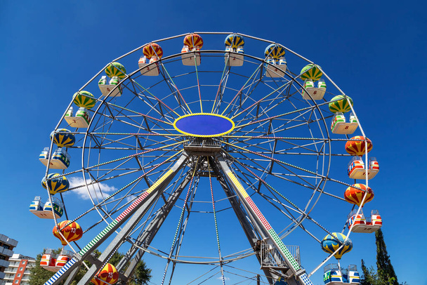 Велике колесо Феррі проти блакитного неба
 - Фото, зображення