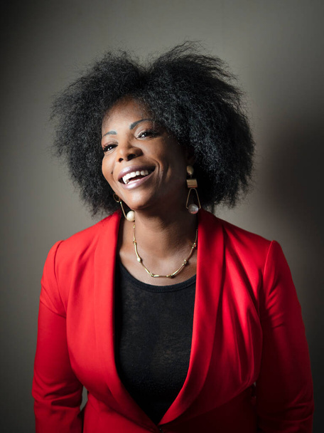 retrato vertical de una atractiva mujer afroamericana riendo - Foto, Imagen