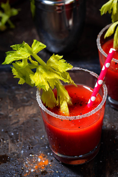 Blutiger alkoholischer Cocktail in Gläsern, Draufsicht - Foto, Bild