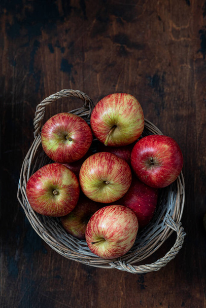 Pommes fraîches dans le panier sur fond en bois - Photo, image