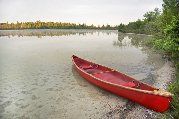 湖の上の赤いカヌー - 写真・画像