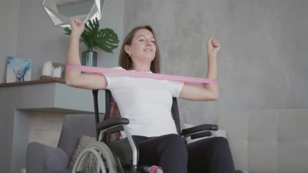 Mulher em cadeira de rodas está se exercitando em casa - Filmagem, Vídeo
