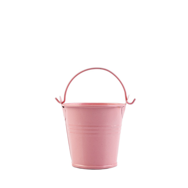 Růžový kbelík izolovaný na bílém pozadí. Dekorativní malý kbelík, prázdný. - Fotografie, Obrázek