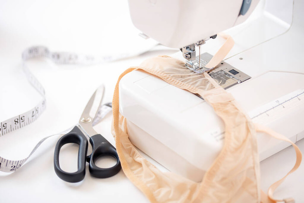 робоча станція для кравця білизни, автоматична швейна машина з тканиною та ниткою
 - Фото, зображення