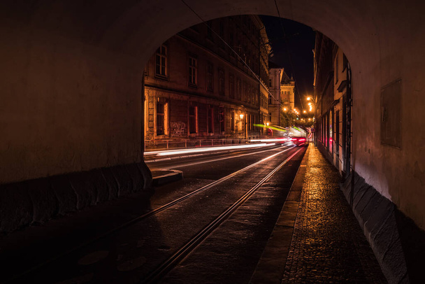 Passage Smetanovo Nabrezi à Prague la nuit avec des traînées de lumière et des réflexions sur les pavés - Photo, image