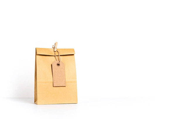 Mockup con sacchetto di carta artigianale. Modello per marcare a caldo di piccola impresa, regali, regali. Copia spazio - Foto, immagini