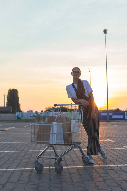 Radostná dívka s nákupy před nákupním centrem  - Fotografie, Obrázek
