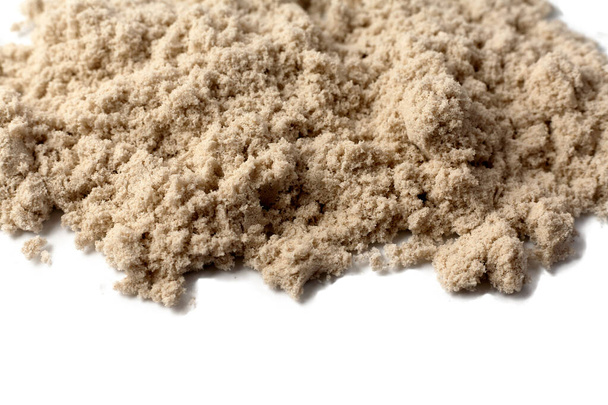 Hromada písku izolovaných na bílém pozadí. Kinetický písek. - Fotografie, Obrázek