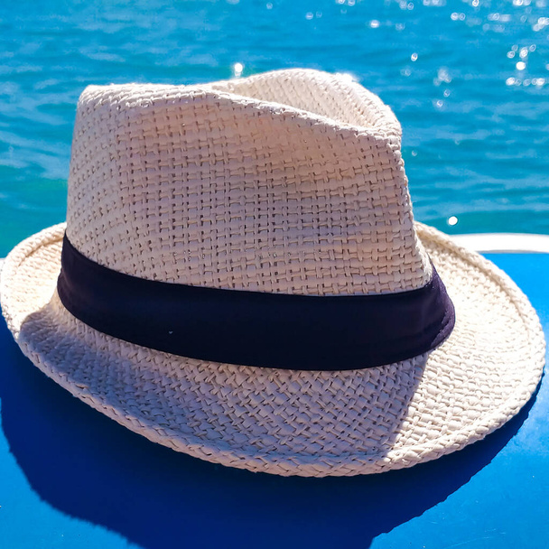 Cappello Panama stile Viareggio con sfondo blu mare. - Foto, immagini