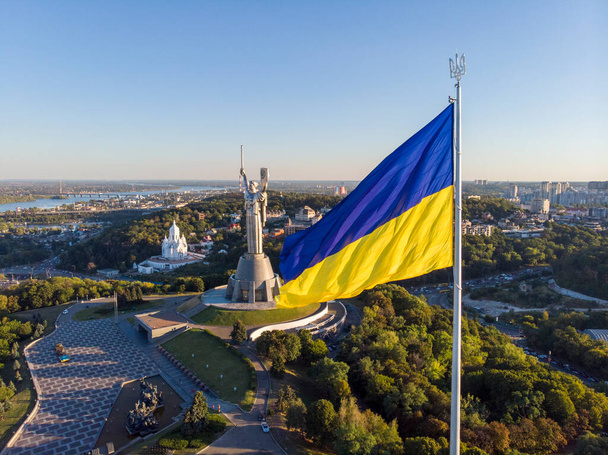 Drohnenflug in Kiew - Größte Nationalflagge der Ukraine. Luftaufnahme. Spivoche Pole, Kiew - Foto, Bild