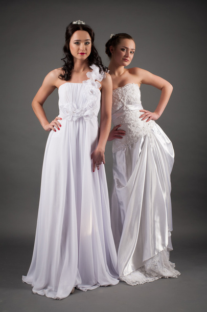 Dois jovens noiva em vestidos brancos
 - Foto, Imagem