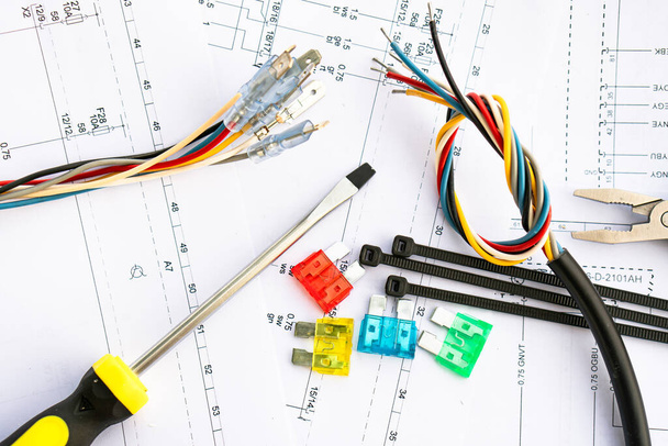 op het elektrische circuit zijn er gereedschappen, en veiligheidssloten van kragen en draden. - Foto, afbeelding